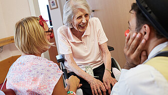 ROTE NASEN Clowns bringen eine Seniorin im Pflegeheim zum Lachen.